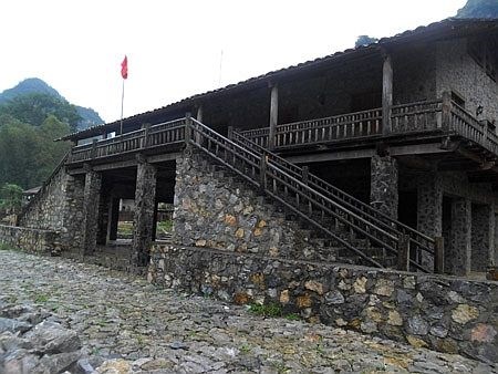 Những ngôi nhà sàn đá này có từ khoảng năm 1594 - 1677, khi nhà Mạc lên vùng đất Cao Bằng xây dựng thành quách để bảo vệ đất nước. (Nguồn ảnh: dantocmiennui.vn)